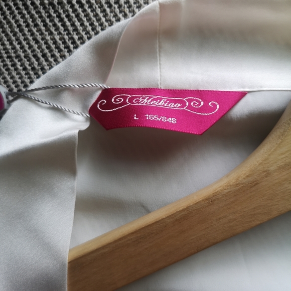 100% Silk Meibiao gown - Picture 5 of 5